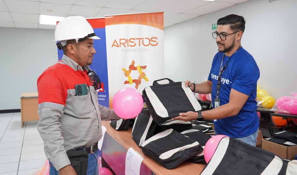 Fundación Aristos y Facela entregan 731 kits escolares