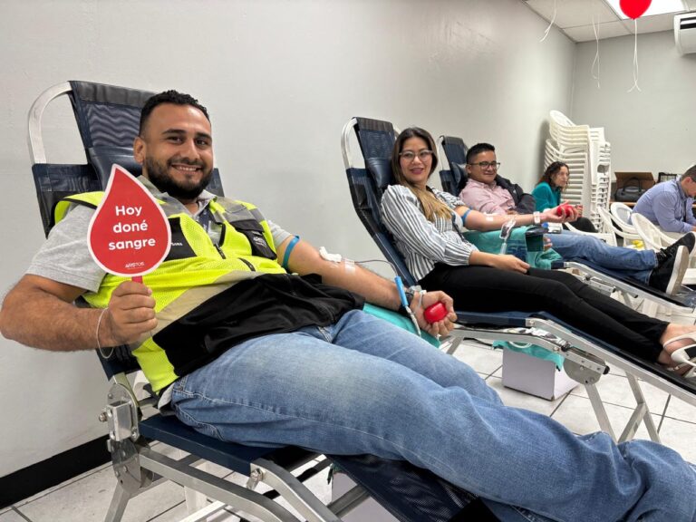 Voluntarios de Grupo Aristos se visten de héroes con programa Dona y Salva Vidas.